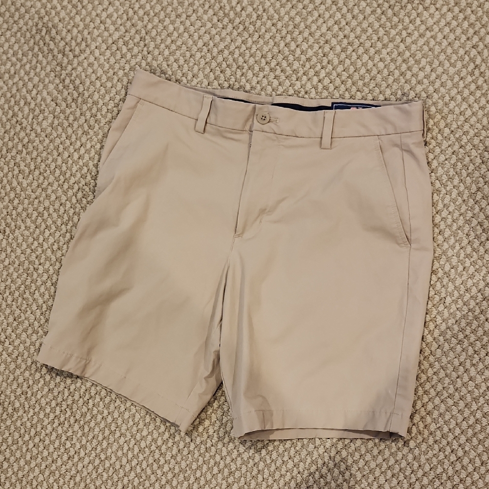 Vineyard Vines performance khaki shorts sz 32 EUC